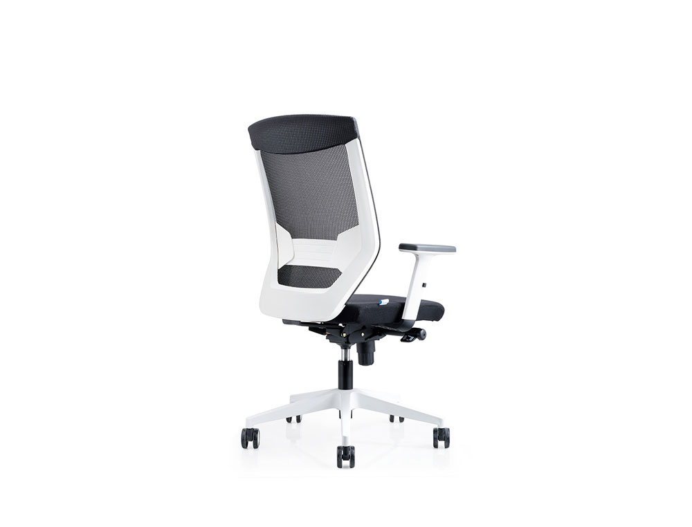 SILLA ROCADA DE OFICINA CON BRAZOS REGULABLES Y RESPALDO MALLA NEGRO TAPIZADA EN TELA IGNIFUGA NEGRO COLOR BLANCO