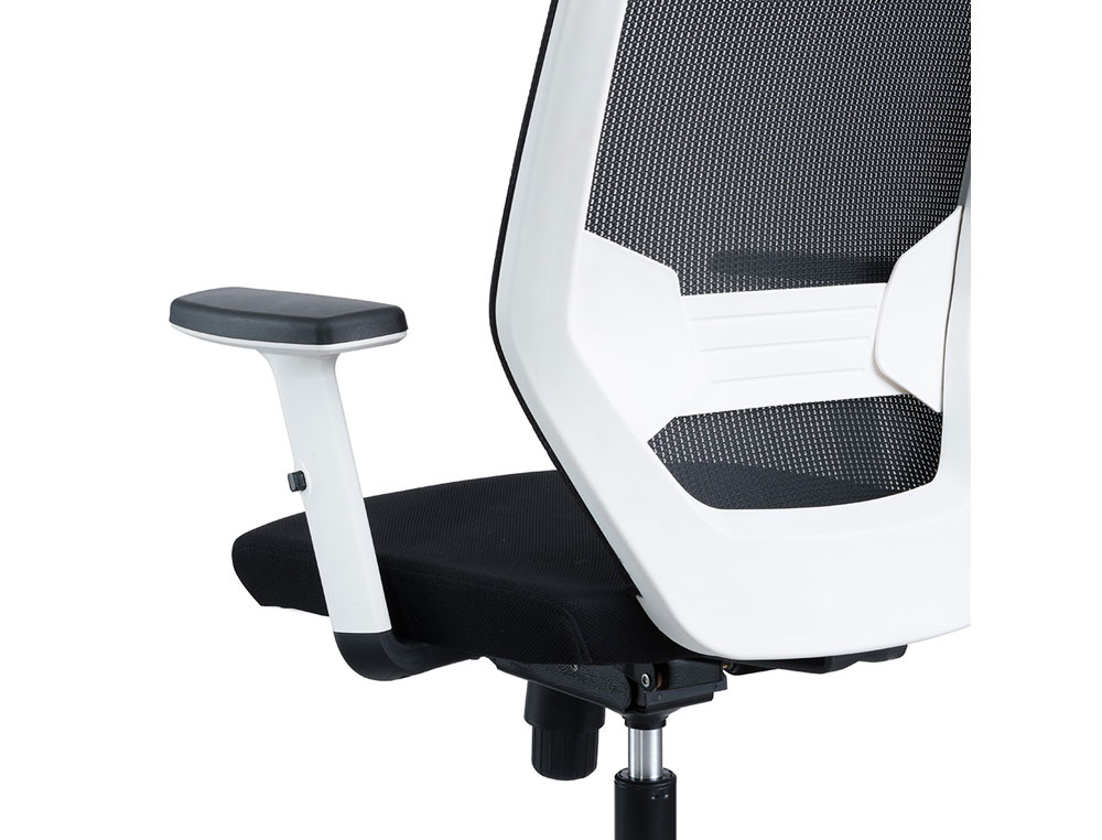SILLA ROCADA DE OFICINA CON BRAZOS REGULABLES Y RESPALDO MALLA NEGRO TAPIZADA EN TELA IGNIFUGA NEGRO COLOR BLANCO