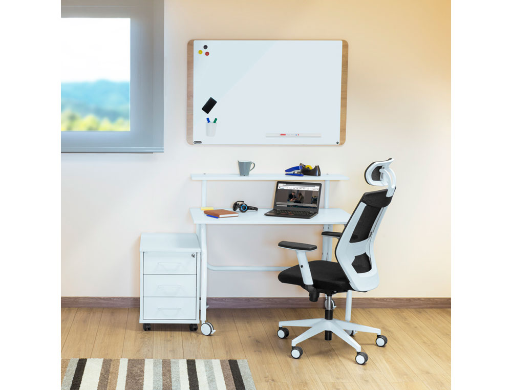 SILLA ROCADA DE OFICINA CON BRAZOS REGULABLES Y RESPALDO MALLA NEGRO TAPIZADA EN TELA IGNIFUGA NEGRO COLOR BLANCO