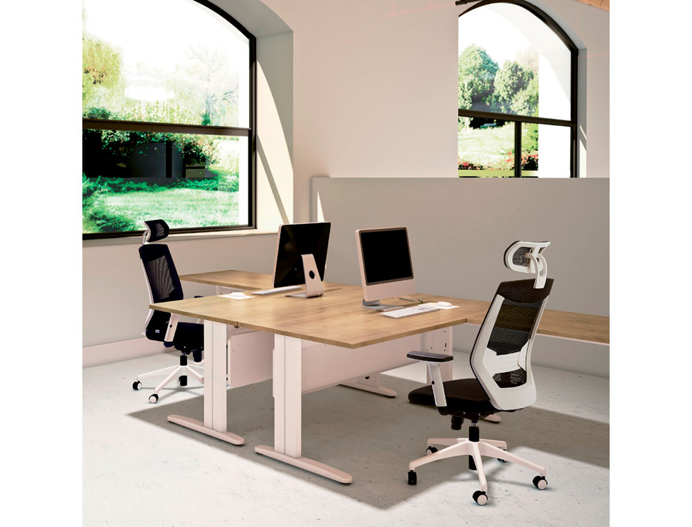 SILLA ROCADA DE OFICINA CON BRAZOS REGULABLES Y RESPALDO MALLA NEGRO TAPIZADA EN TELA IGNIFUGA NEGRO COLOR BLANCO